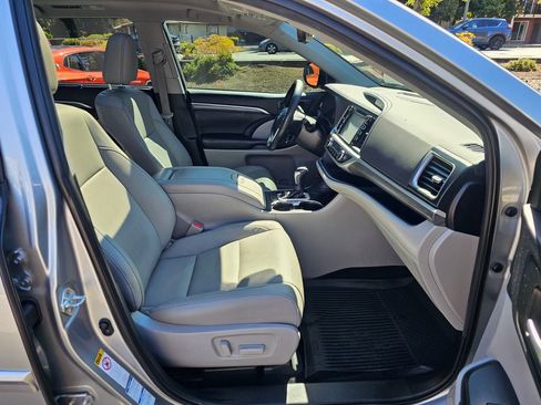Used 2019 Toyota Highlander Limited Platinum AWD/4WD image 33