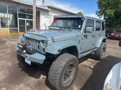 Used 2014 Jeep Wrangler Unlimited Sahara w/ Connectivity Group AWD/4WD image 2