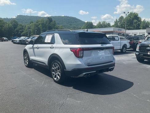 Certified 2025 Ford Explorer Platinum w/ Ultimate Package AWD/4WD image 7