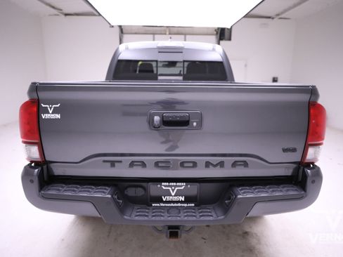 Used 2019 Toyota Tacoma TRD Sport image 4