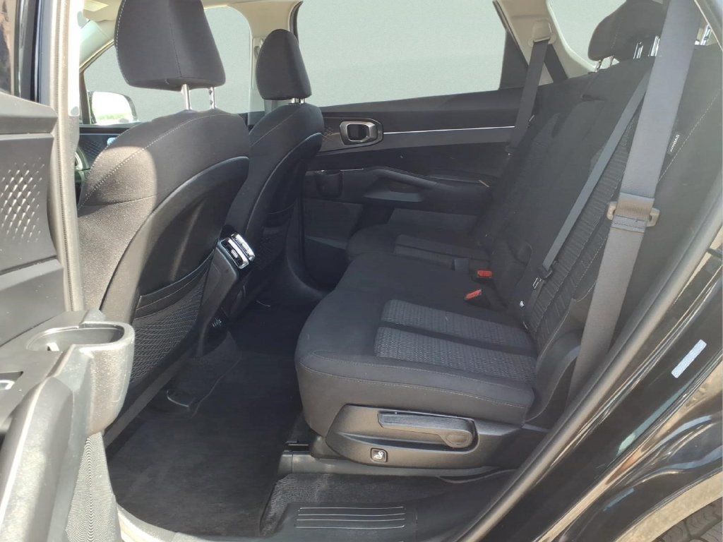 Used 2025 Kia Sorento LX FWD image 13