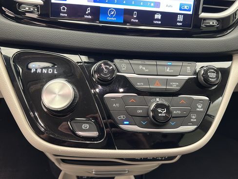 Used 2024 Chrysler Pacifica Touring-L FWD image 18