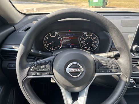 Used 2025 Nissan Altima 2.5 SV image 33