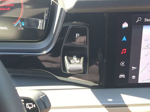 Certified 2025 Porsche Cayenne Base image 39