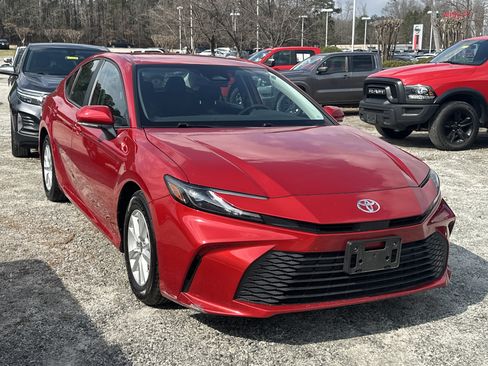 Used 2025 Toyota Camry LE image 3