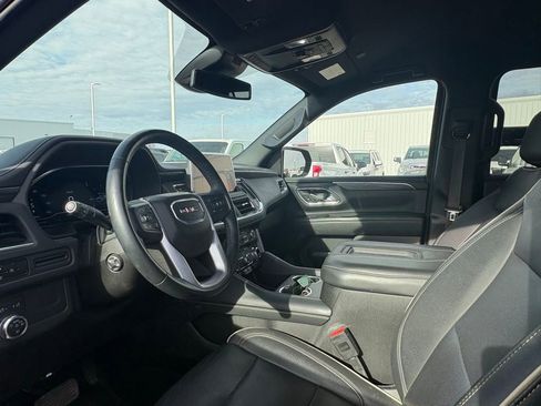 Used 2024 GMC Yukon XL SLT w/ SLT Luxury Package image 10