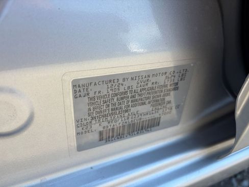 Used 2025 Nissan Versa SV FWD image 27
