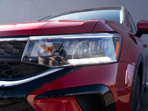 Used 2024 Volkswagen Taos SE image 11