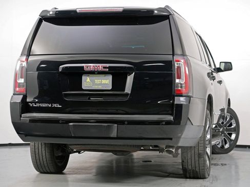 Used 2017 GMC Yukon XL SLT w/ Premium Edition image 4
