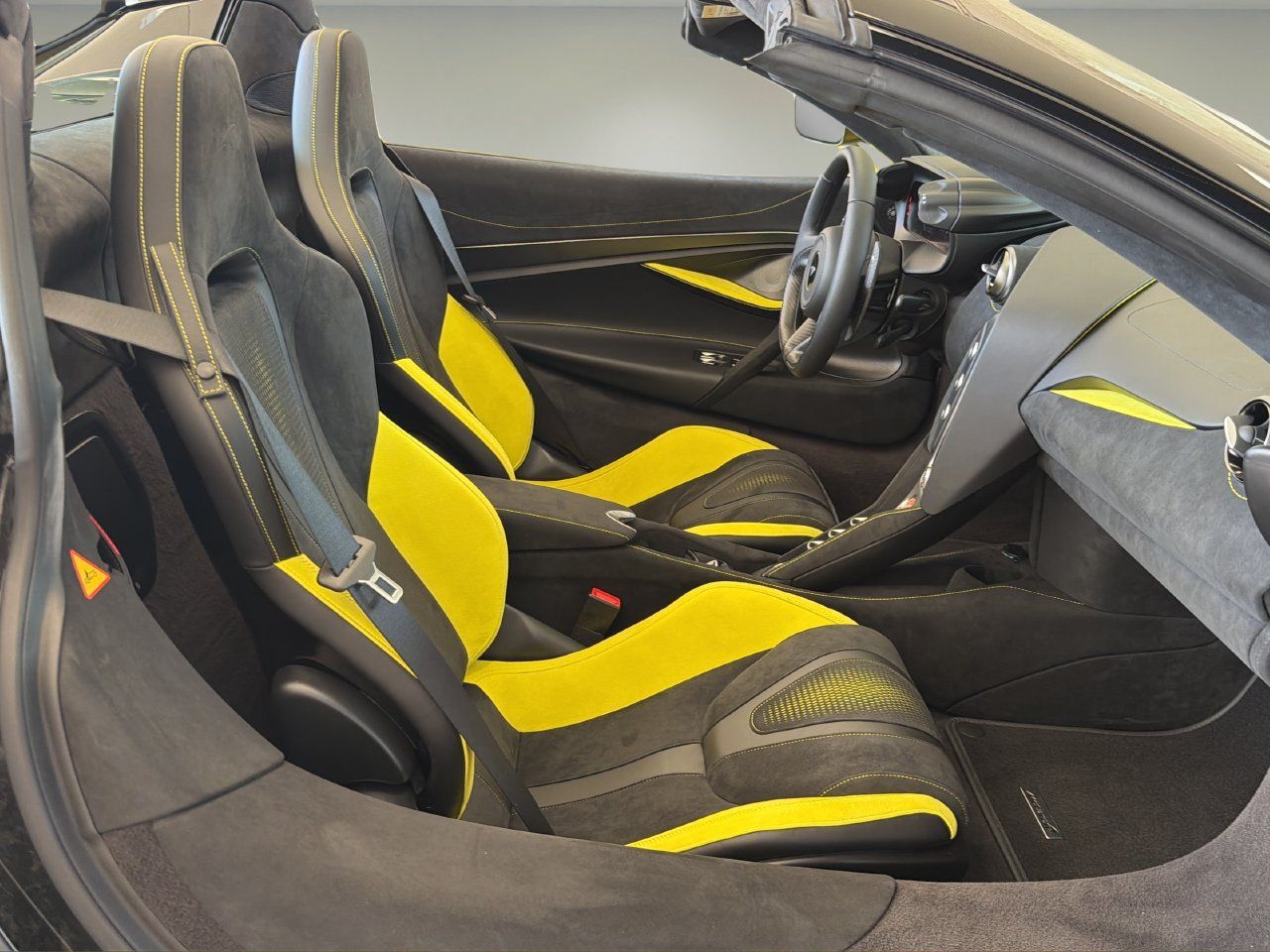Used 2025 McLaren 750S Spider RWD image 23