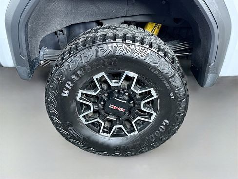 Used 2024 GMC Sierra 2500 AT4X image 39