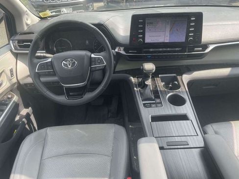 Used 2023 Toyota Sienna Limited AWD/4WD image 17