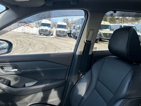 Used 2023 Nissan Rogue SL w/ SL Premium Package image 16