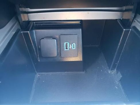 Used 2020 Ford Explorer XLT w/ Equipment Group 202A AWD/4WD image 17