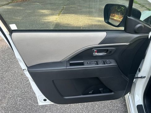 Used 2012 MAZDA MAZDA5 Touring w/ Moonroof & Audio Pkg FWD image 13