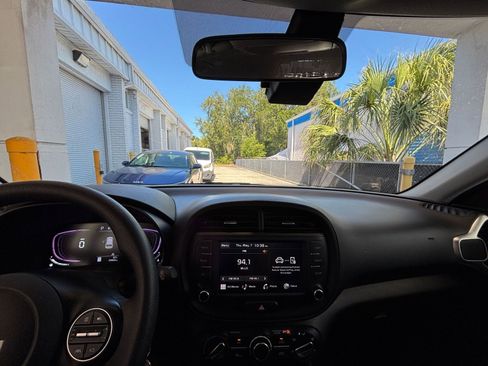 Used 2025 Kia Soul LX w/ LX Technology Package FWD image 33