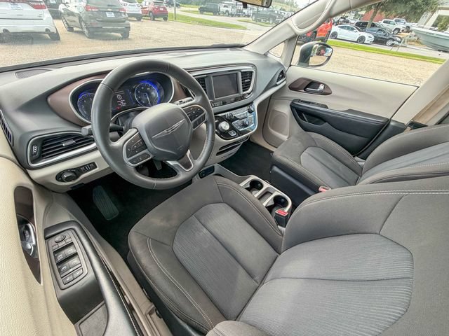 Used 2022 Chrysler Voyager LX FWD image 4