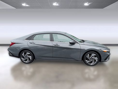 Used 2025 Hyundai Elantra SEL FWD image 8