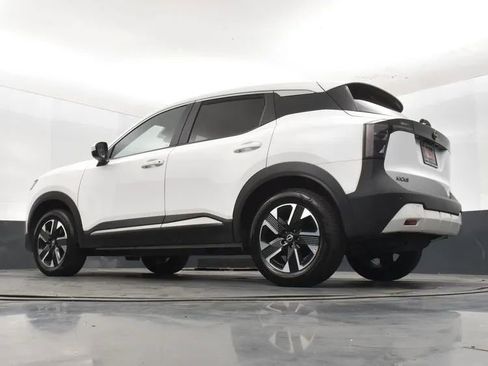 Used 2025 Nissan Kicks SV AWD/4WD image 12