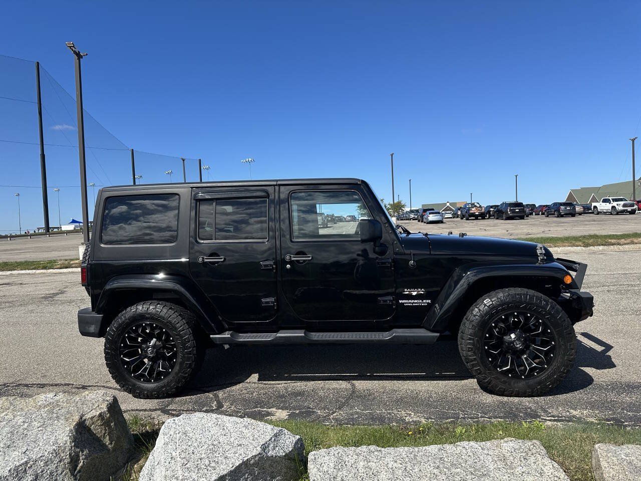 Used 2016 Jeep Wrangler Unlimited Sahara w/ Dual Top Group AWD/4WD image 13