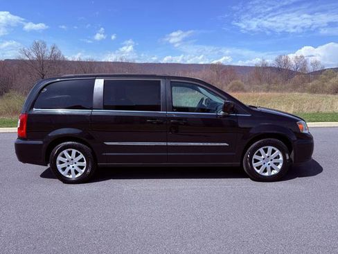Used 2015 Chrysler Town & Country Touring image 4