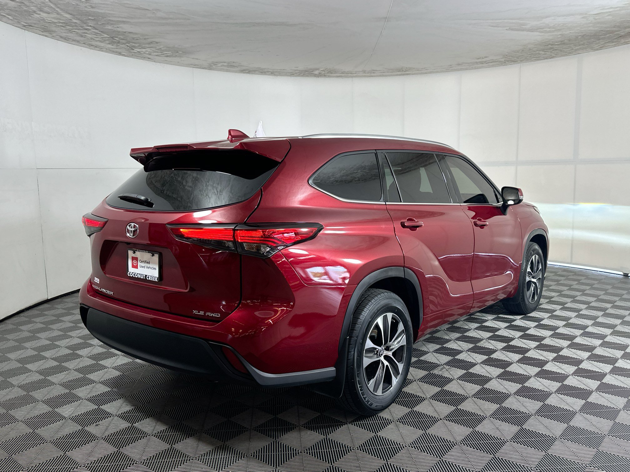 Used 2021 Toyota Highlander XLE AWD/4WD image 3