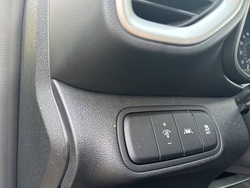 Used 2022 Hyundai Venue SE image 17