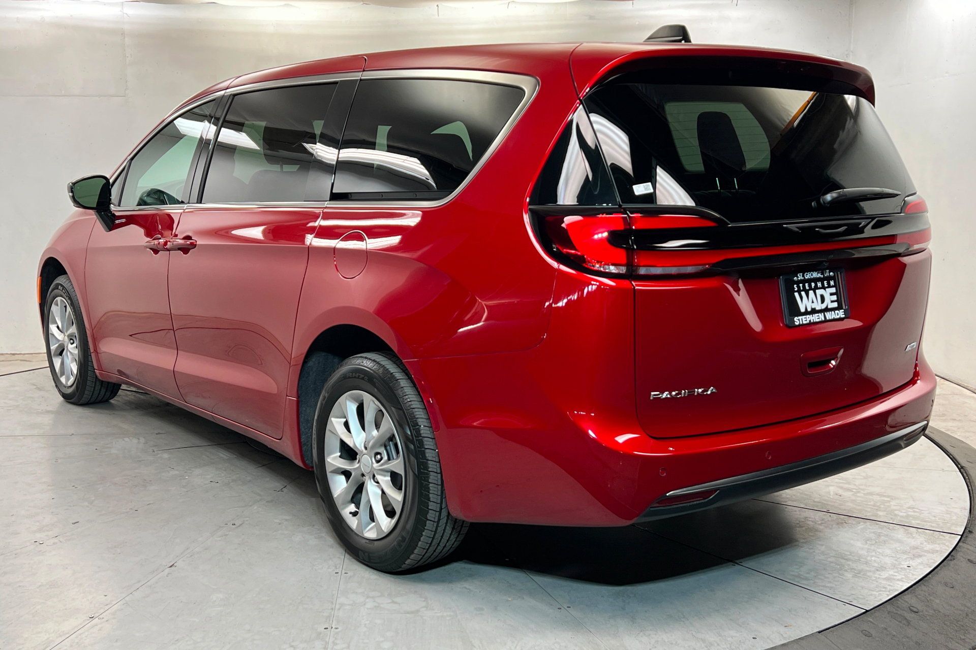 Used 2027 Chrysler Pacifica Select AWD/4WD image 3