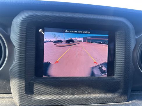 Used 2022 Jeep Gladiator Willys image 10