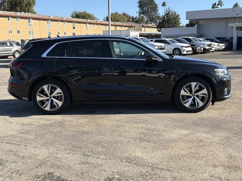 Used 2024 Audi Q8 e-tron Premium Plus image 3