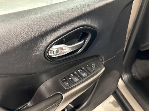 Used 2021 Jeep Cherokee Latitude FWD image 14