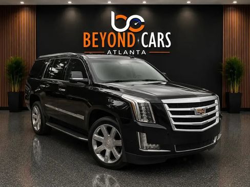 Used 2017 Cadillac Escalade ESV Luxury RWD image 1