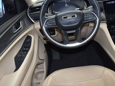 Used 2022 Jeep Grand Cherokee Limited image 32