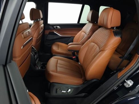 Used 2025 BMW X7 M60i image 42