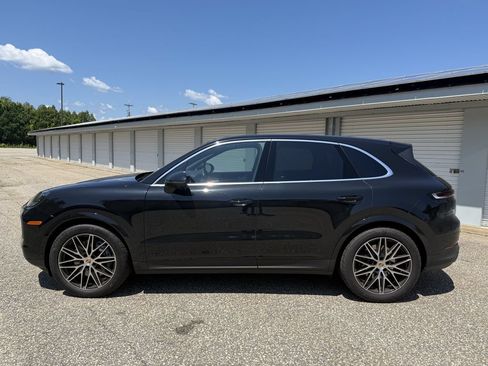 Used 2025 Porsche Cayenne AWD/4WD image 2