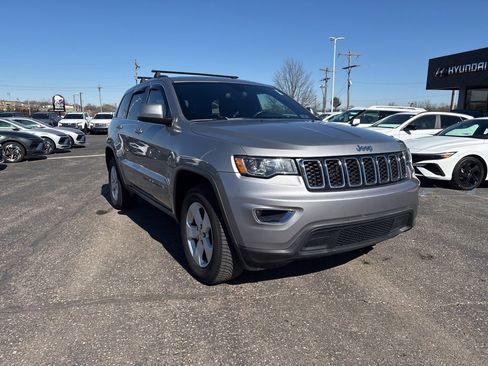 Used 2018 Jeep Grand Cherokee Laredo image 3