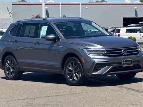Used 2023 Volkswagen Tiguan SE w/ Panoramic Sunroof Package FWD image 5