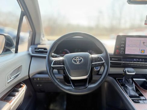 Used 2021 Toyota Sienna XLE w/ XLE Plus Package image 15