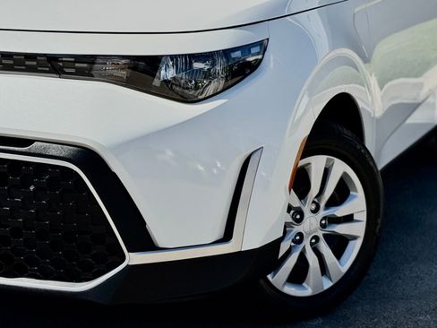 Used 2025 Kia Soul LX FWD image 3