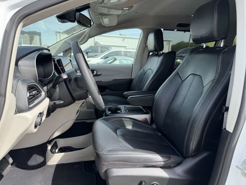 Used 2022 Chrysler Pacifica Touring-L w/ Uconnect Theater Family Group image 12