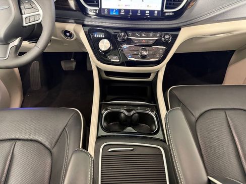 Used 2024 Chrysler Pacifica Limited image 16