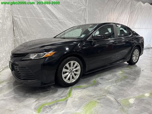 Used 2020 Toyota Camry LE image 1