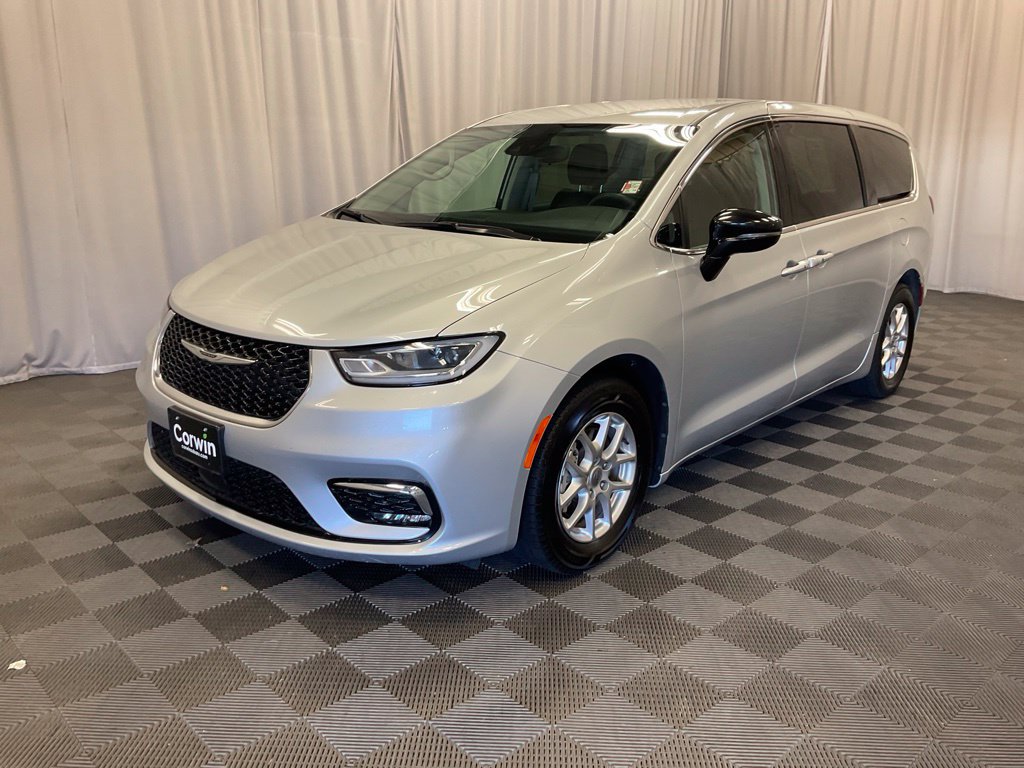 Used 2024 Chrysler Pacifica Touring-L FWD image 8