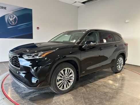 New 2026 Toyota Highlander Platinum AWD/4WD image 2