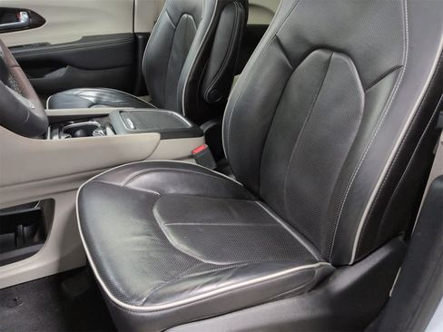 Used 2024 Chrysler Pacifica Limited image 17