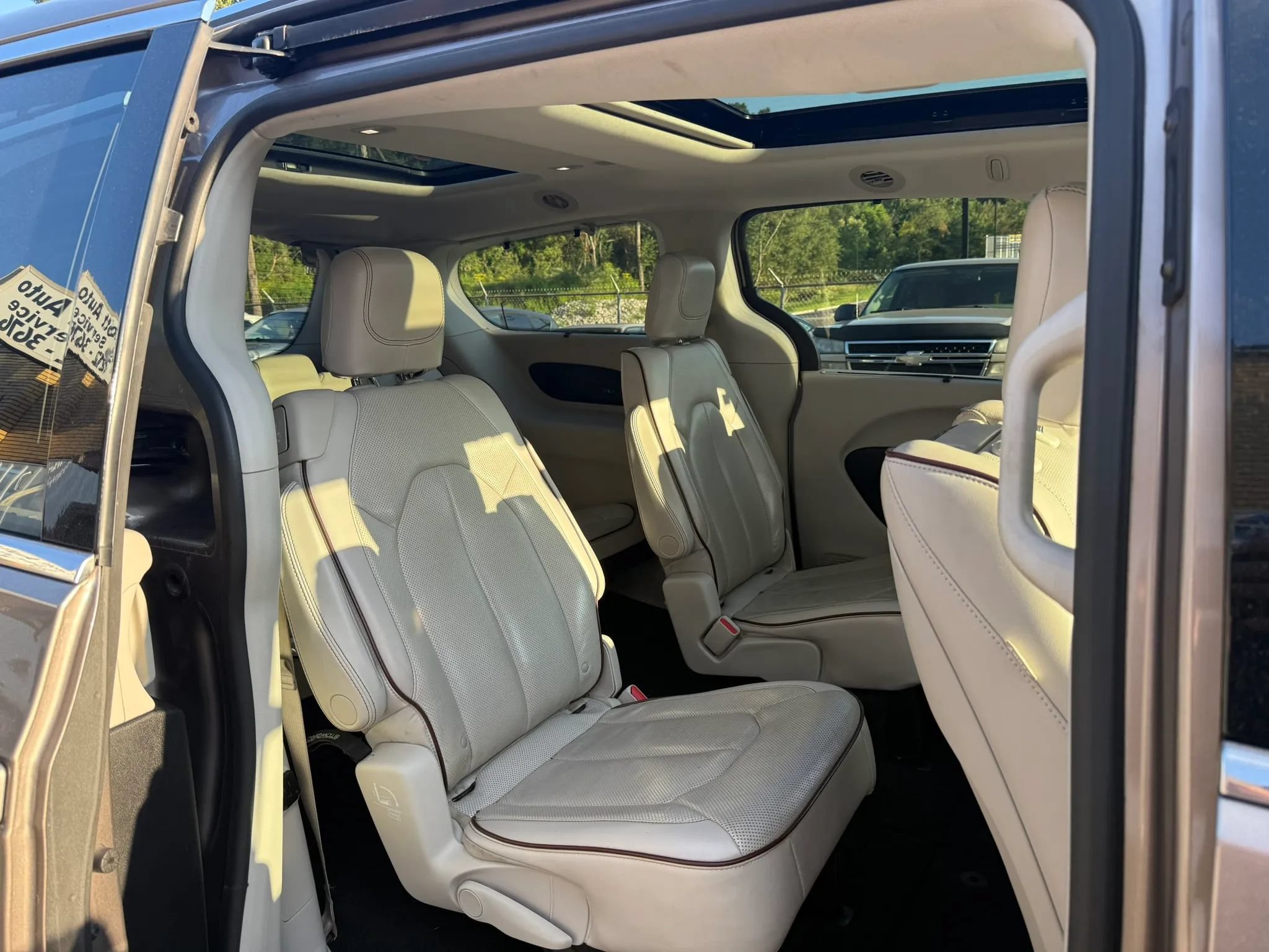 Used 2017 Chrysler Pacifica Limited w/ UConnect Theater Package FWD image 19