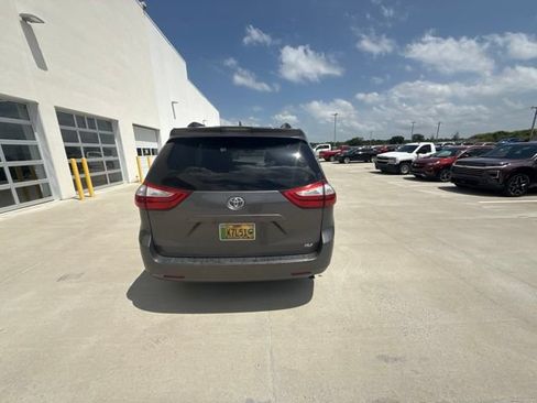 Used 2018 Toyota Sienna XLE w/ XLE Navigation Package FWD image 4