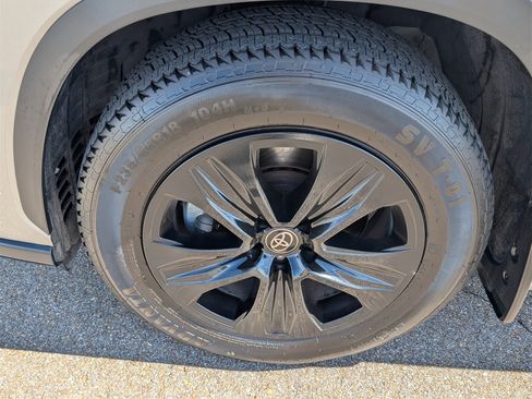 Used 2021 Toyota Highlander XLE image 32