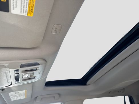 Used 2021 Toyota Highlander XLE AWD/4WD image 21