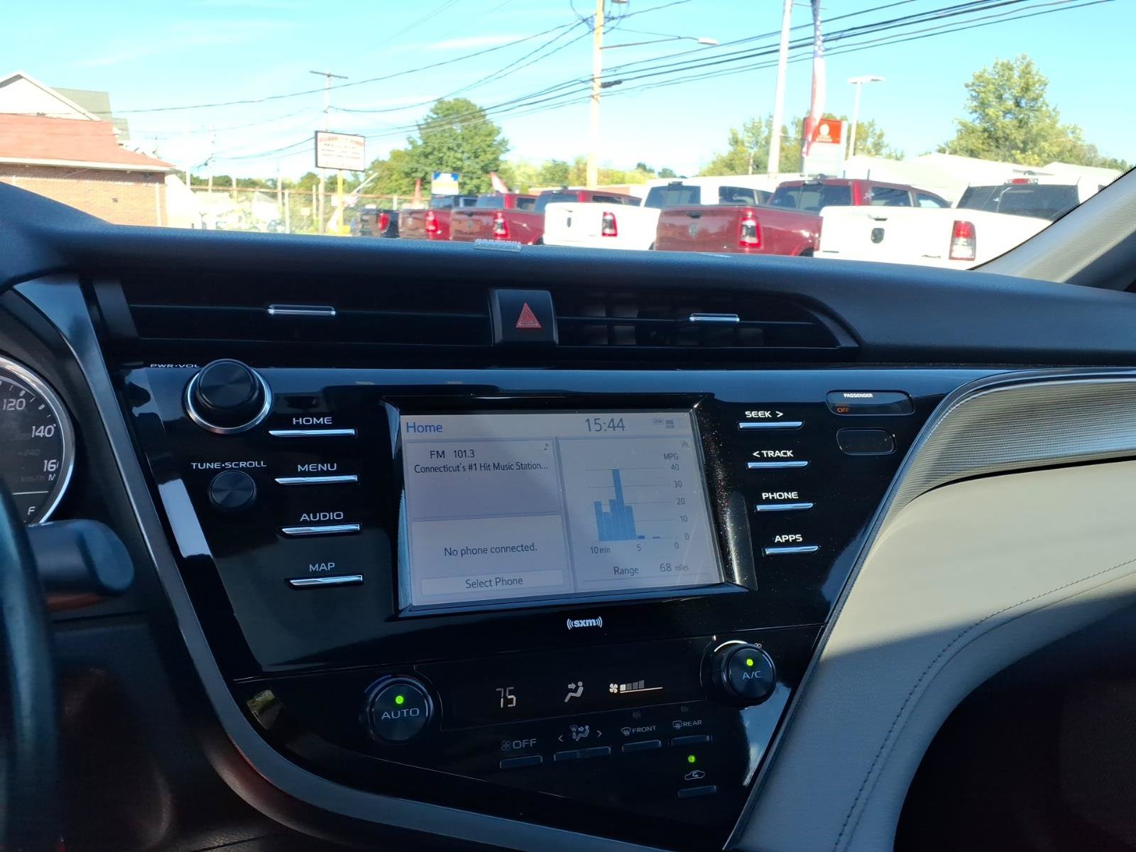 Used 2020 Toyota Camry SE FWD image 17